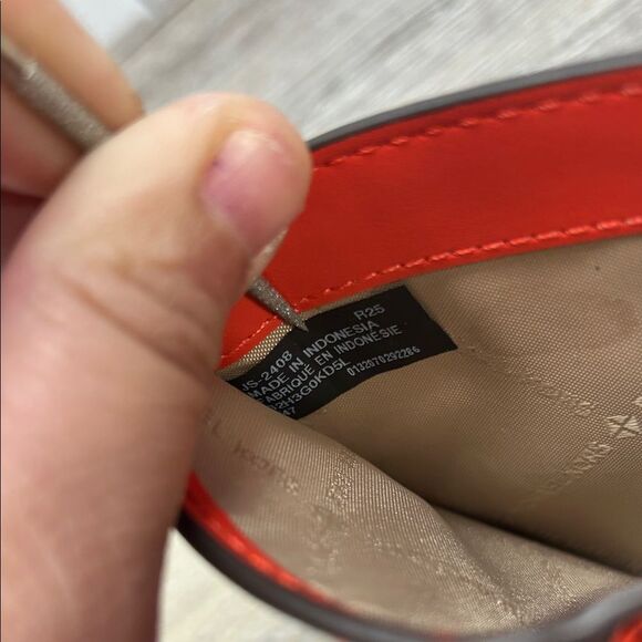 1008-5056 Michael Kors Vibrant Red Leather Wallet - Picture 9 of 12